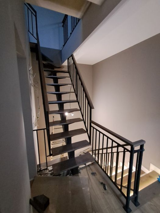 Scări metalice interioare cu trepte din lemn masiv