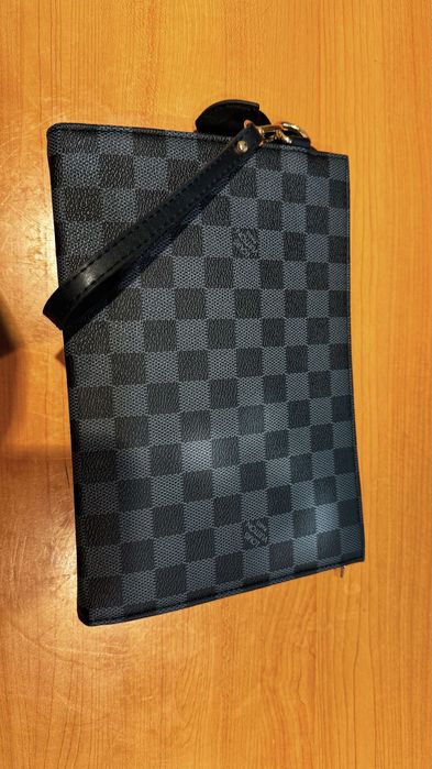 Оригинална мъжка чанта тип клъч. Louis Vuitton