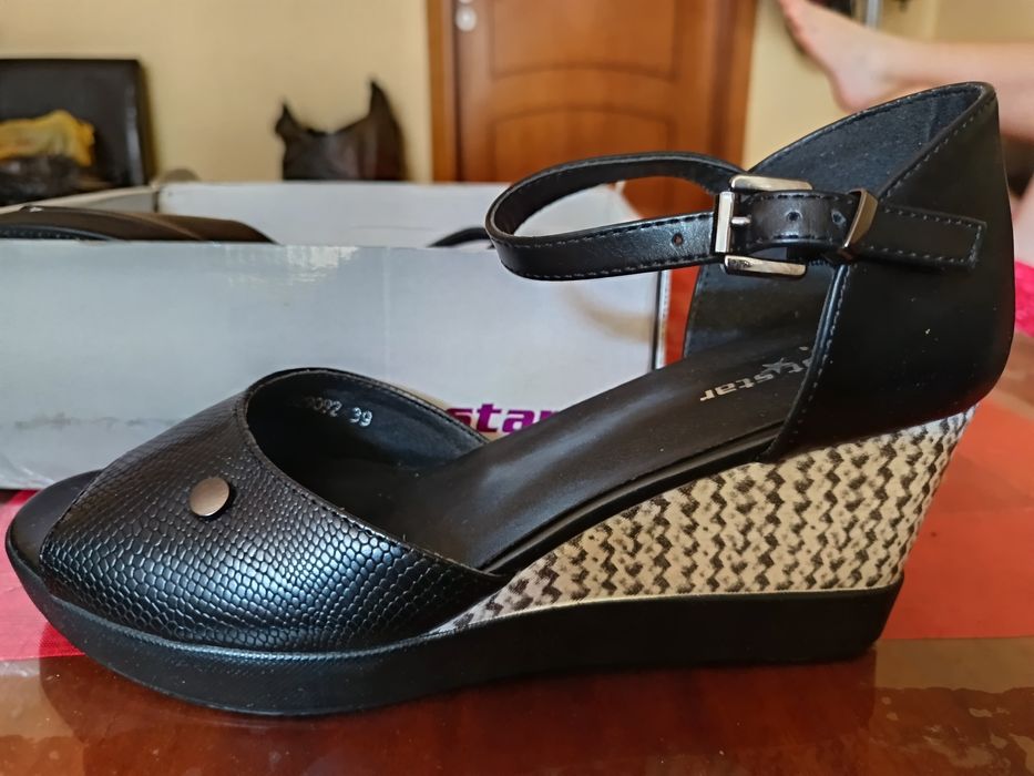 Черно и бяло сандали 39 номер