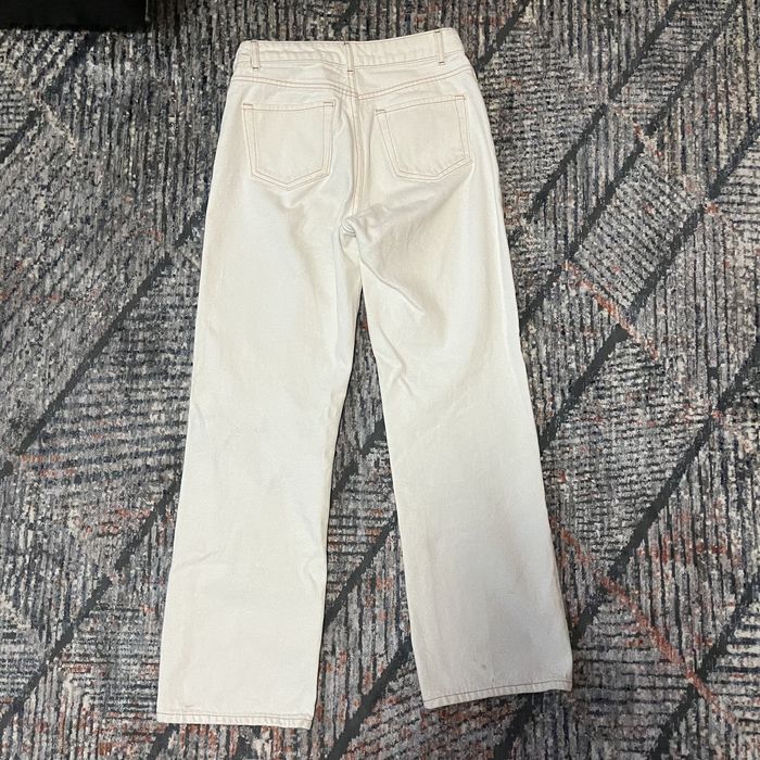 белые джинсы