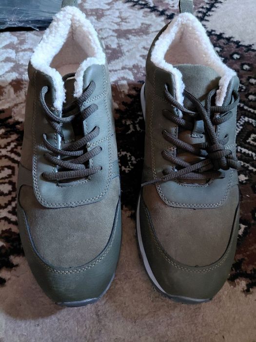 Кроссовка сотилади размер 44