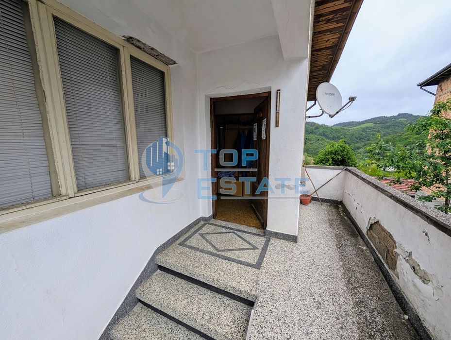 Двуетажна тухлена къща с панорамна гледка в град Плачковци