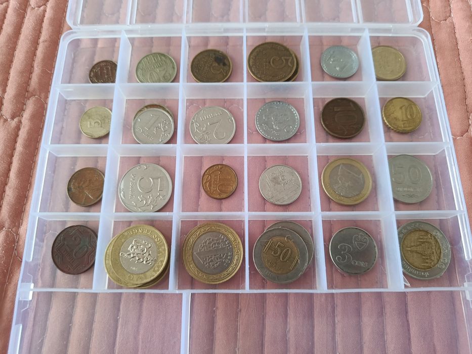 Коллекция монет и купюр