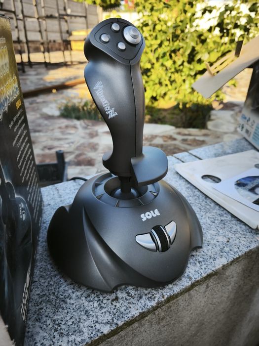 Două joystick Spitfire 3000, un sistem de control de simulare profesio