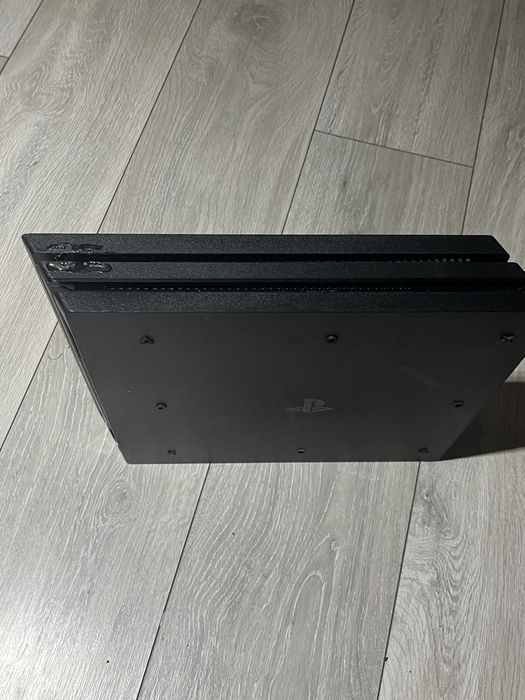 Vand playstation 4 pro de 1TB cu 2 console + GTA 5 si FIFA 25