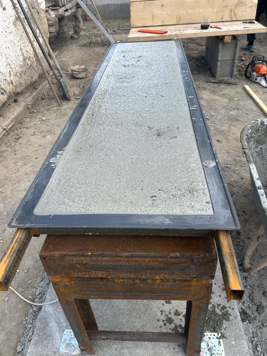 Vând stâlpi si plăci  de gard din beton!