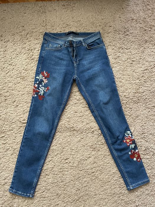 Дамски дънки LCW Jeans, носени. Висока талия, размер отговарящ на М