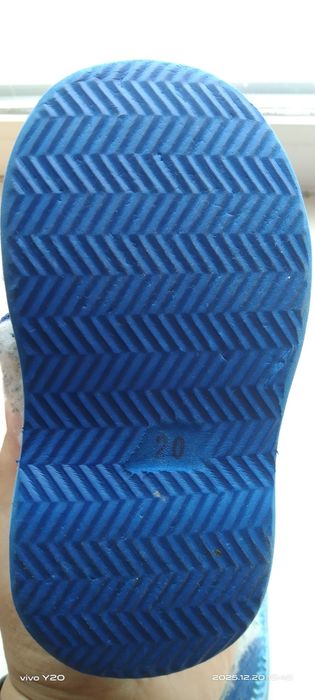 Продаются  детские  обуви