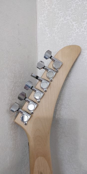 Леворукая электрогитара explorer
