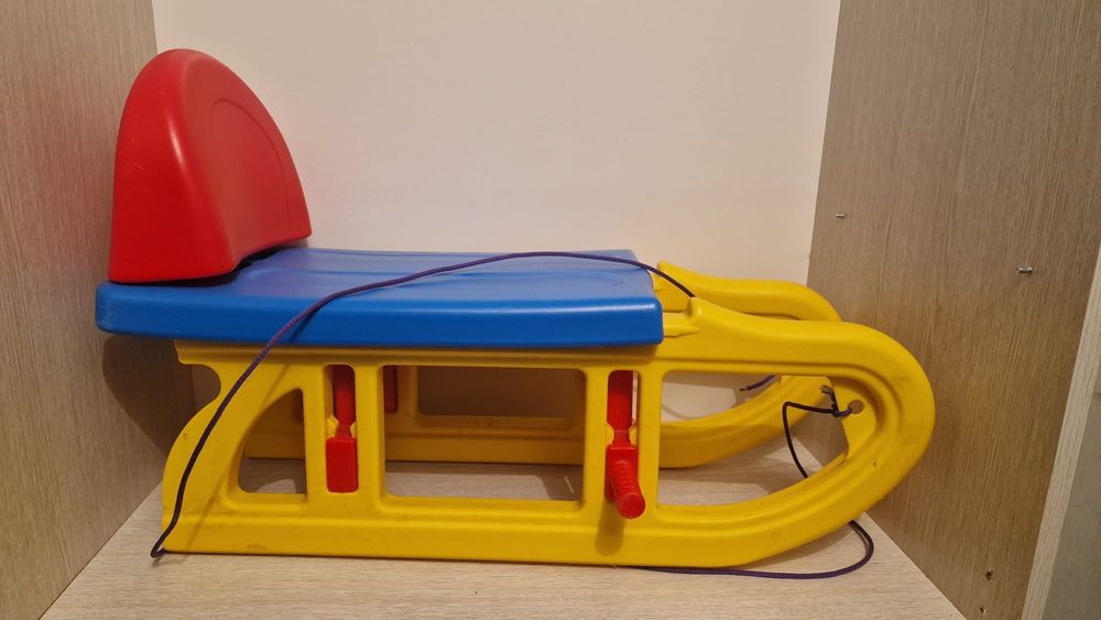 Sanie cu spătar pentru copii mici