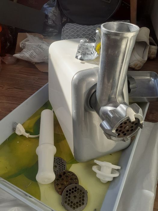 Продаётся электро мясорубка.