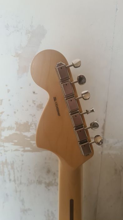 Fender American Performer Stratocaster FSR –Maple Neck,2-point Tremolo