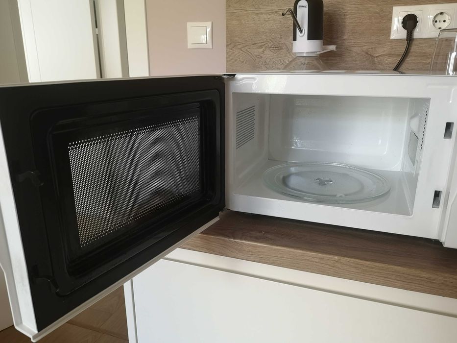 Микровълнова фурна Candy CPMW 2070M – 700 W, отлично състояние