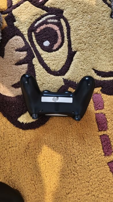 Ps4 slim 825 gb storage с 2 джойстика и 4 игри