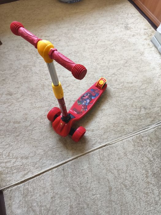 Детский самокат капитан Америка красный