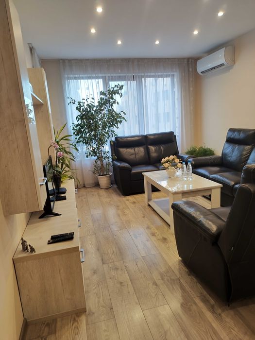 Нощувки .Луксико  е двустаен апартамент с гараж .До Гранд мол .