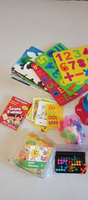 Игрушки разные, машинки , буквы пазлы итд