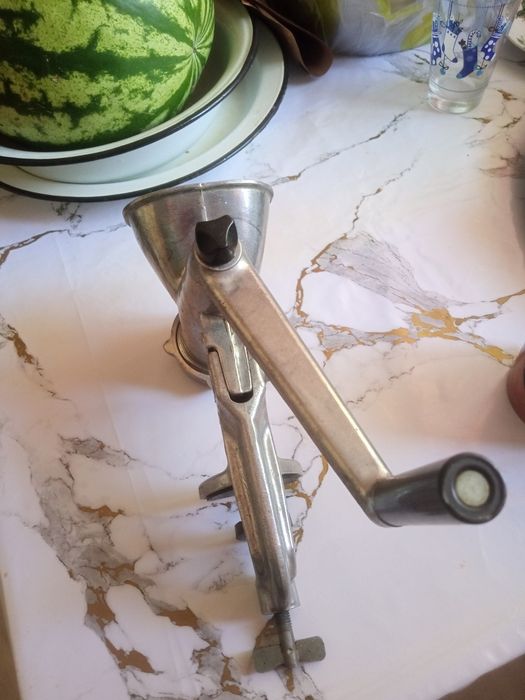 Продам мясорубку 4000тенге