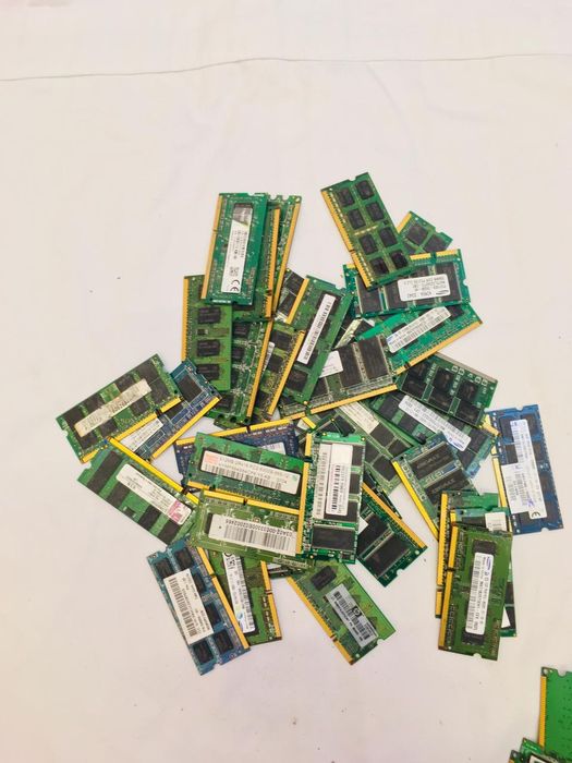 136 plăci RAM în stare excelentă, preț rezonabil și negociabil. Grăbeș