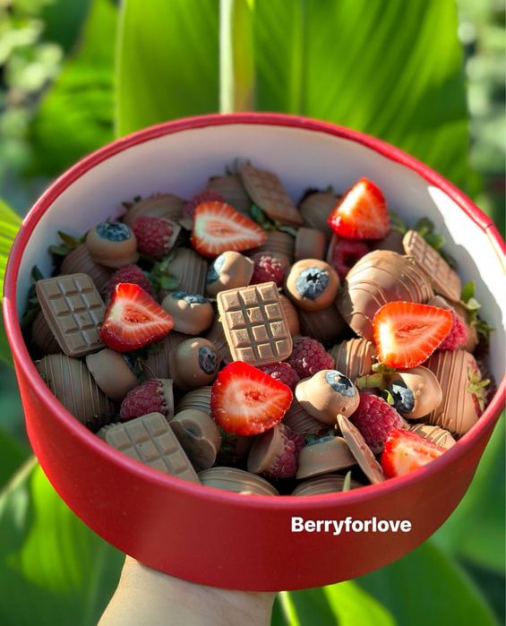 Клубника в шоколаде подарок