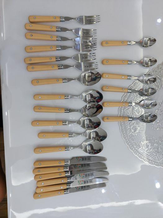 Комплект вилица и лъжици