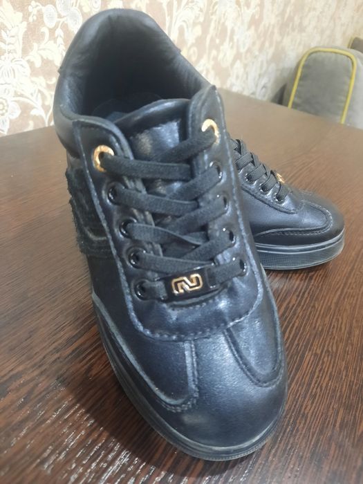 Продам демисезонные ботинки