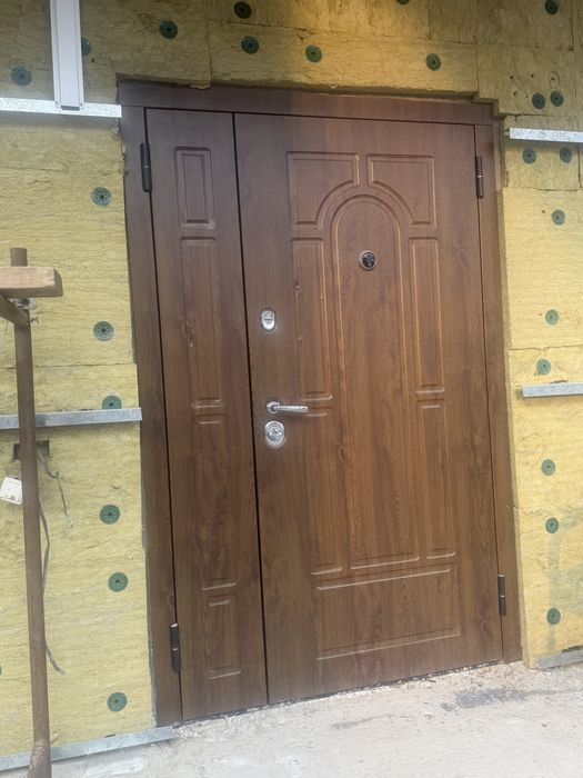 Продам б/у входную дверь!