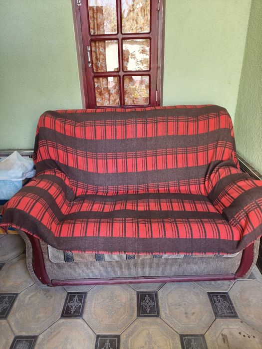 Диванчик, длина 150 см. На двух человек