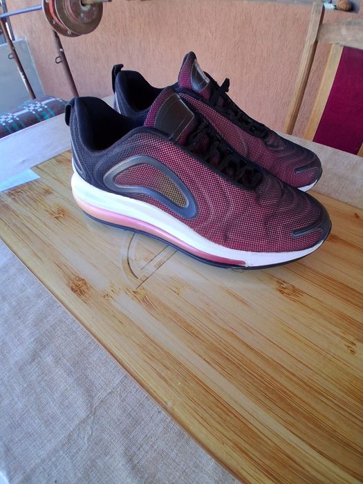 Adidași de damă.