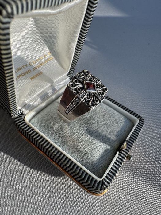 Inel din argint, granat si zirconii