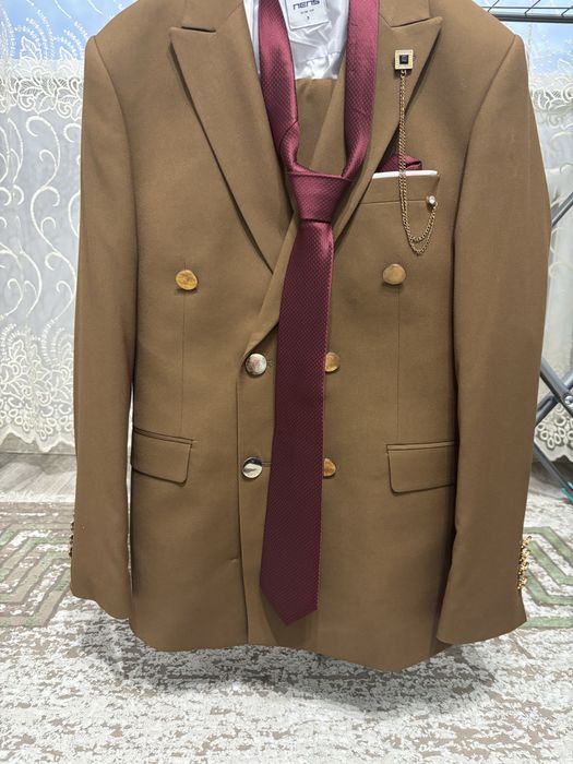 Костьюм тройка с галстуком