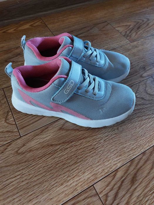 Продам кроссовки на девочку