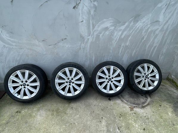 Vând jenți cu cauciucuri michelin si continental audi