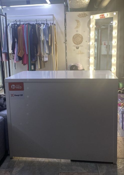 Продам стол с ящиками