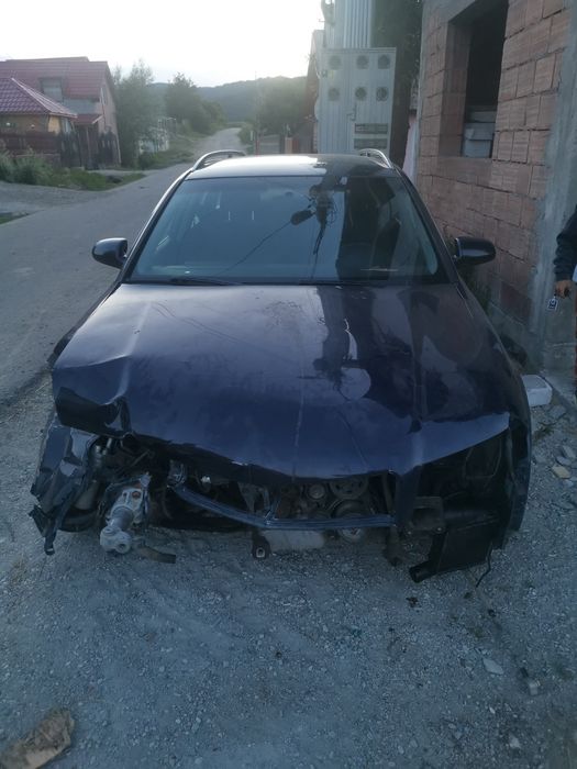 Vând audi a4 b6 pentru piese!