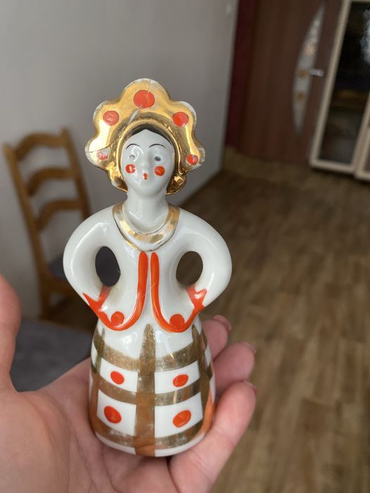 Продам форфоровую статуэтку