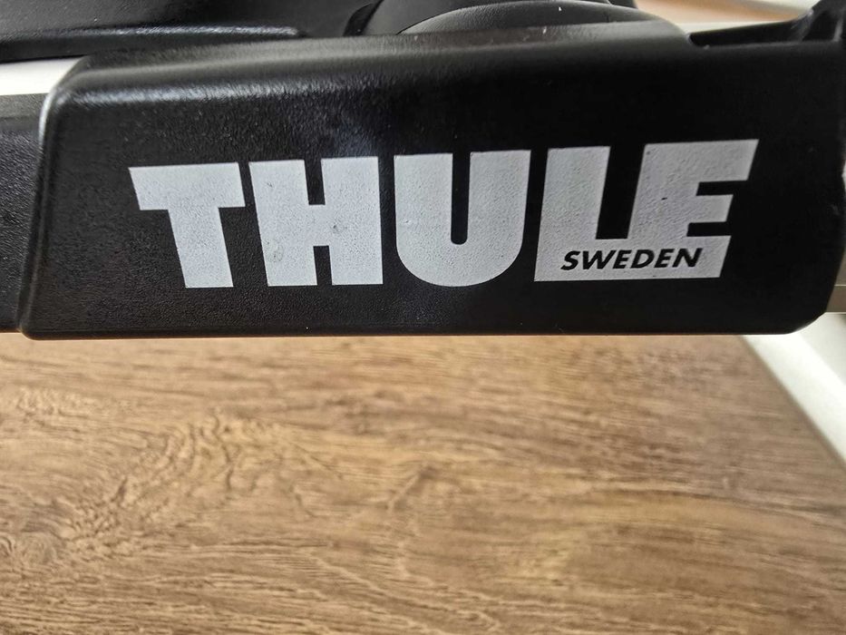 Vând două suporturi THULE pentru bicicletă împreună cu două bare transversale THULE de fixare pe automobil