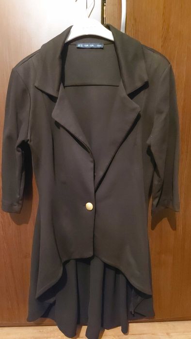 Черно асиметрично сако.