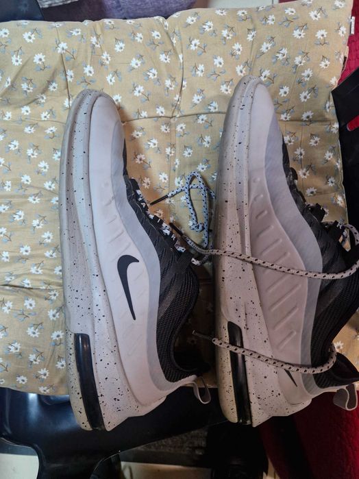 Продават се мъжки маратонки Nike