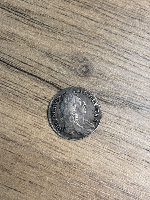 Серебряная британская монета 1696 года