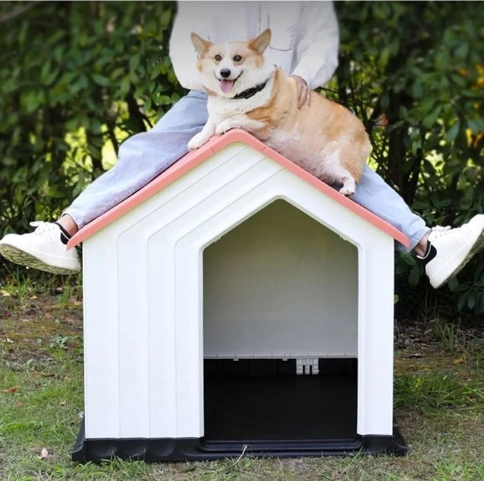 Пластиковый домик для собак большого размера.