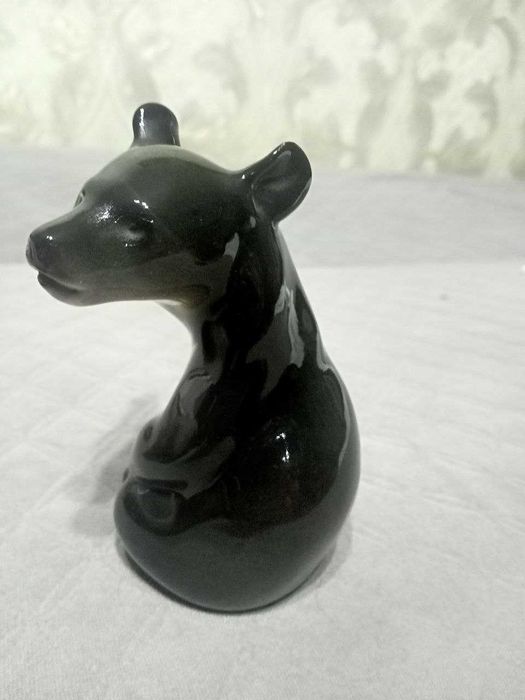 статуэтка лфз. медведь ччерного цвета.в хорошем состоянии.