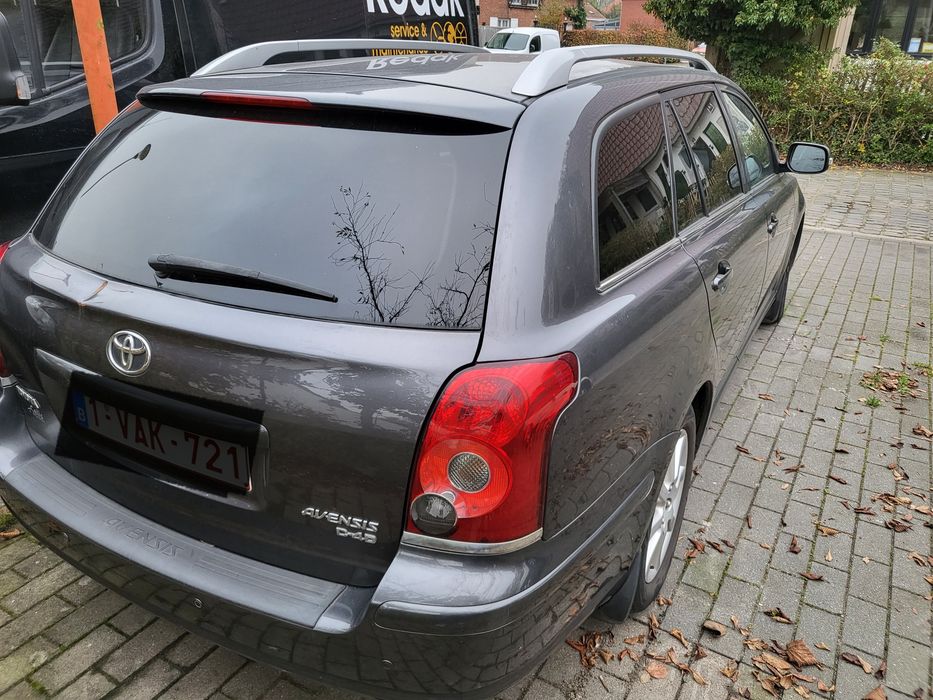 Таета авенсис 2.0 Д4Д 126 коня, цветът е много красив, мокър асфалт, ч