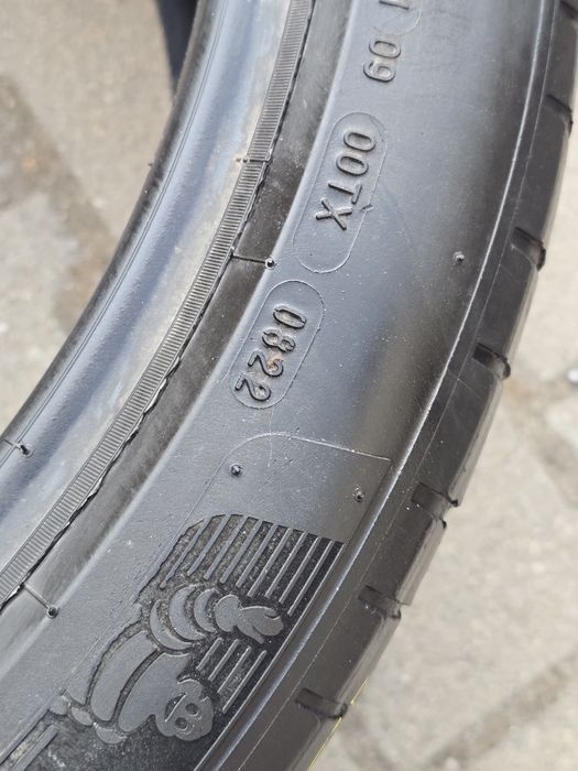 265 40 21 Michelin
