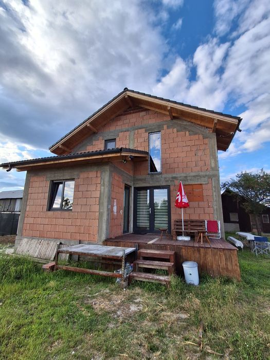 Casa noua ,în comuna Budești, sat Bercioiu la 16 km de centrul orașului Rm Valcea