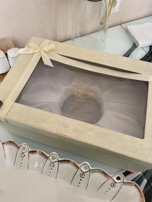 Ваза с золотой оправой