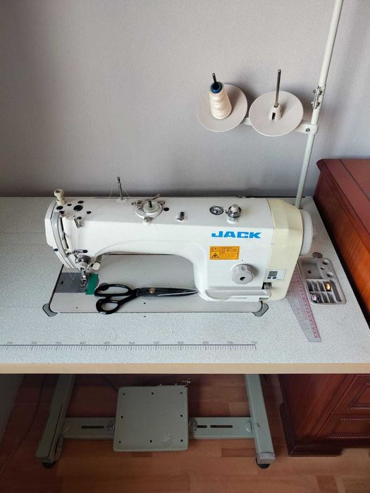 Швейная машинка со столом Jack