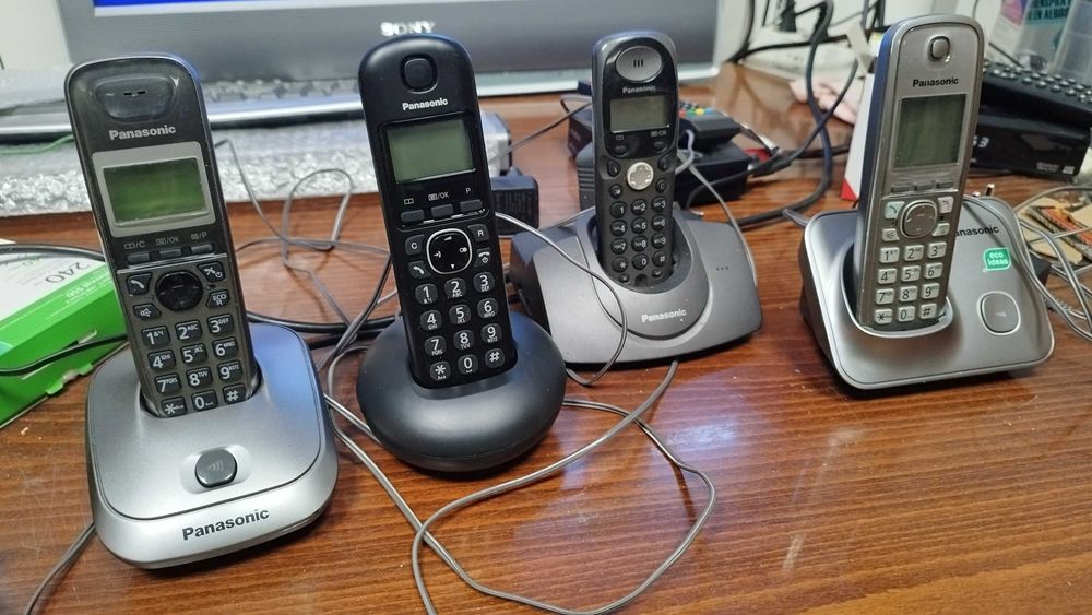 Стационарени безжичени телефони Panasonic KX-TG 4бр със захранване