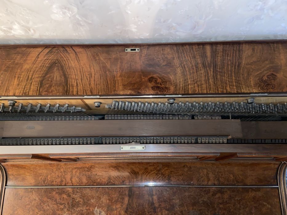 Продам антикварное пианино.