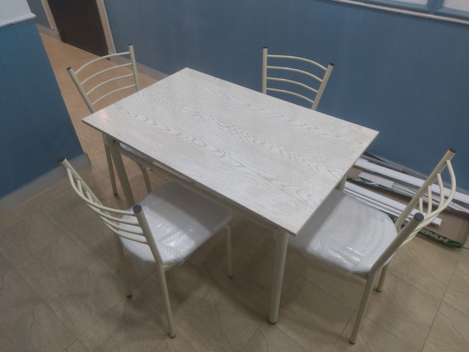 Кухонный стол с четырьмя стульями 870.000 сум.